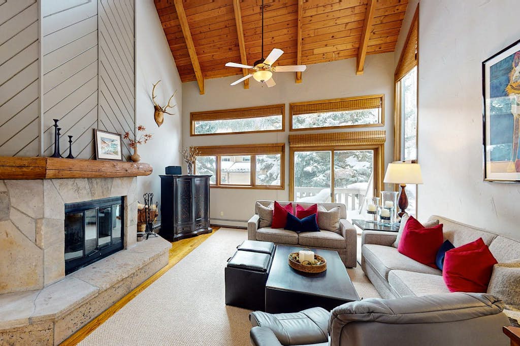 Newly Remodeled retreat with private hot tub, large deck, & fast WiFi