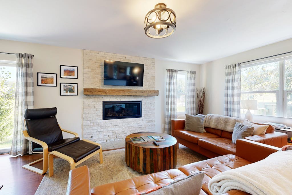 Modern, mountain-view townhome with fireplace & W/D - walk to Riverwalk & park