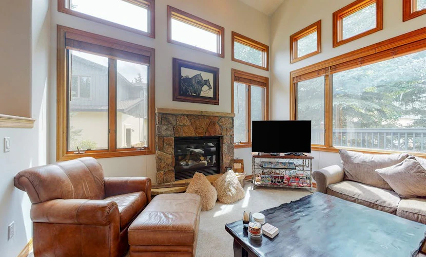 Quiet mountain retreat with deck, fireplace, central AC, & W/D - near ski lifts