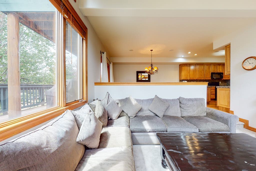 Quiet mountain retreat with deck, fireplace, central AC, & W/D - near ski lifts