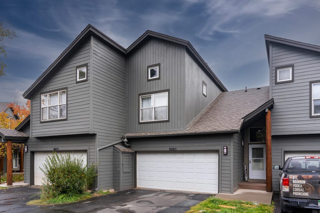 Beautiful downtown townhouse with patio, grill, firepit, fireplace, washer/dryer