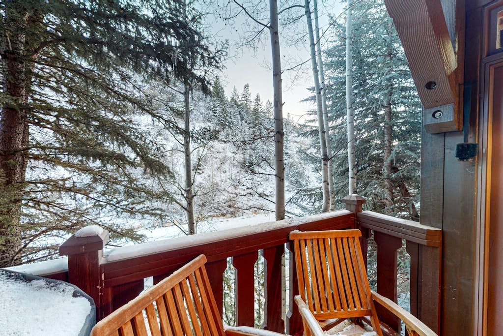 Cozy slope-side stay with excellent resort perks & scenic balcony