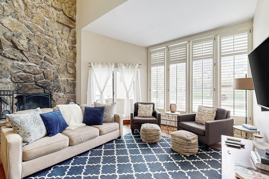 Charming condo near outdoor activities, private washer/dryer, free WiFi