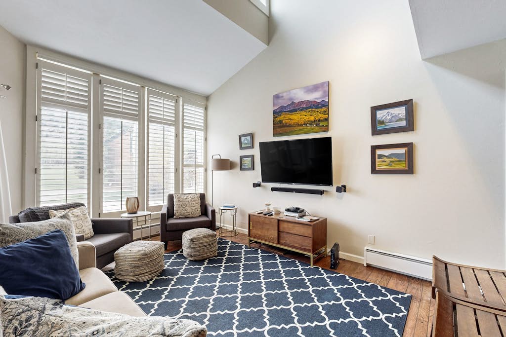 Charming condo near outdoor activities, private washer/dryer, free WiFi