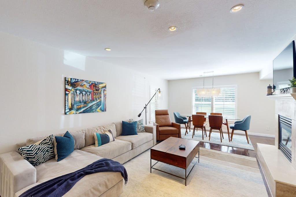Cozy condo with gas grill, on the Eagle river, walk to Edwards Riverwalk,