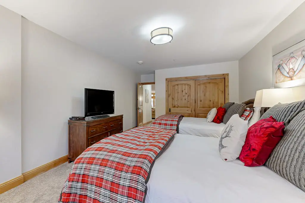 Lion Square Lodge East 115