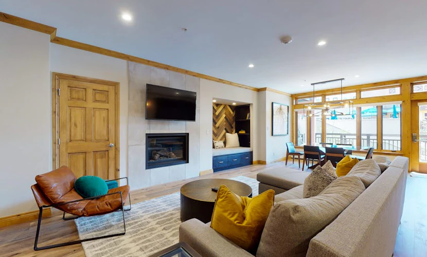 Ski-in/out Lionshead villa w/ fireplace, AC, fast WiFi, shared pool/hot tubs/W/D