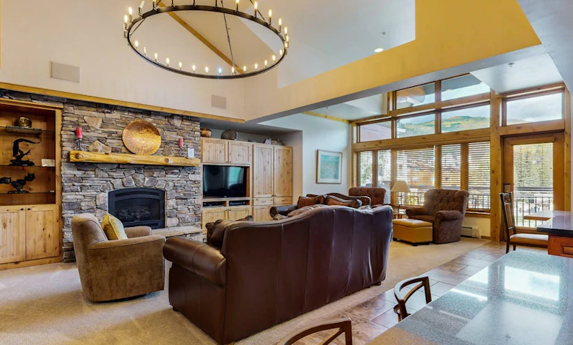 Luxe ski-in/out Lionshead home w/fireplace, fast WiFi, W/D, shared pool/hot tubs