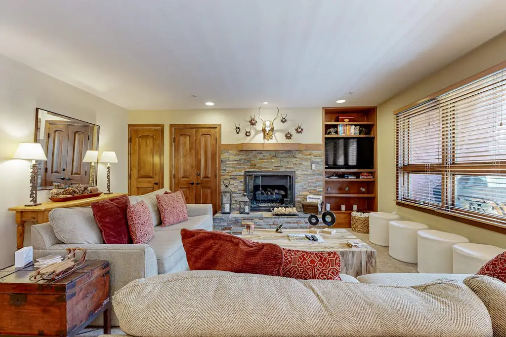 Lion Square Lodge South 550