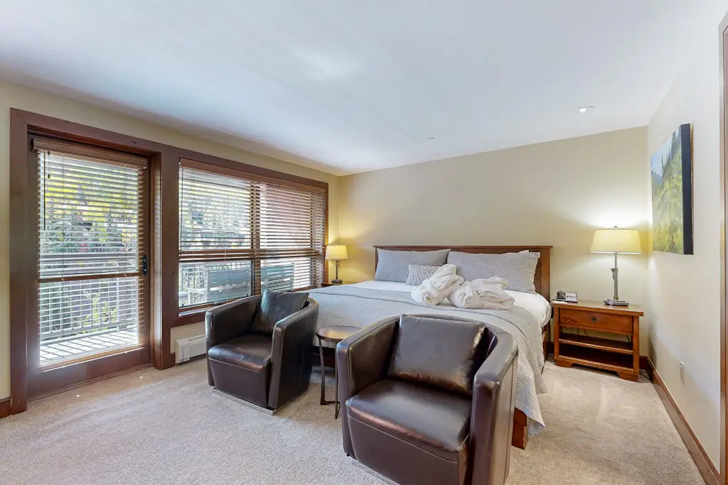 Lion Square Lodge South 550