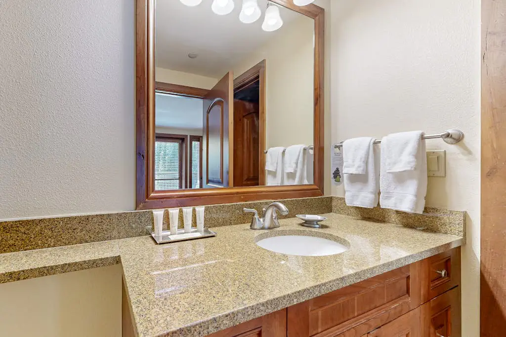 Lion Square Lodge South 550