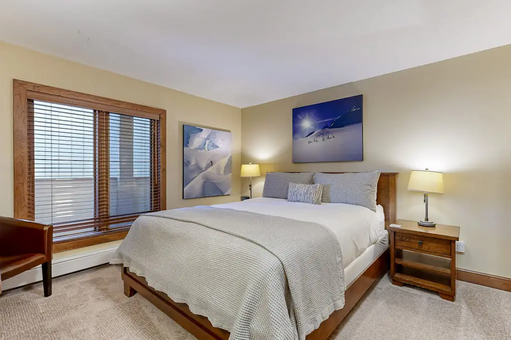 Lion Square Lodge South 550