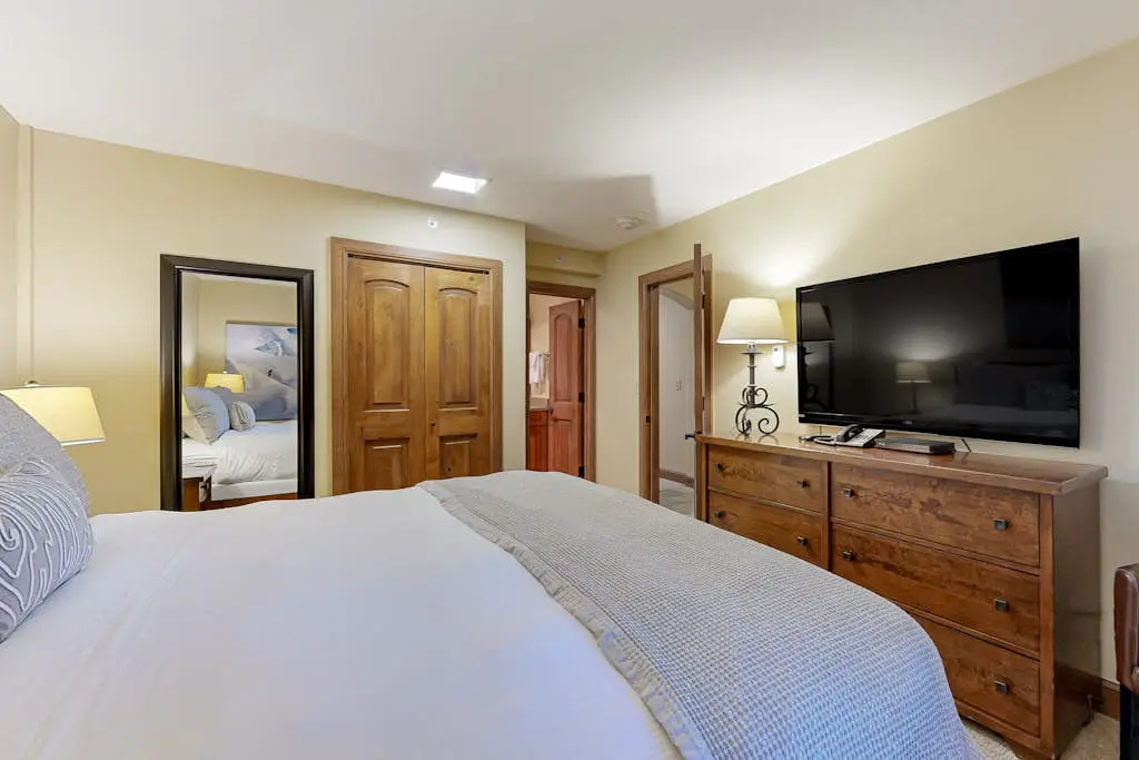 Lion Square Lodge South 550