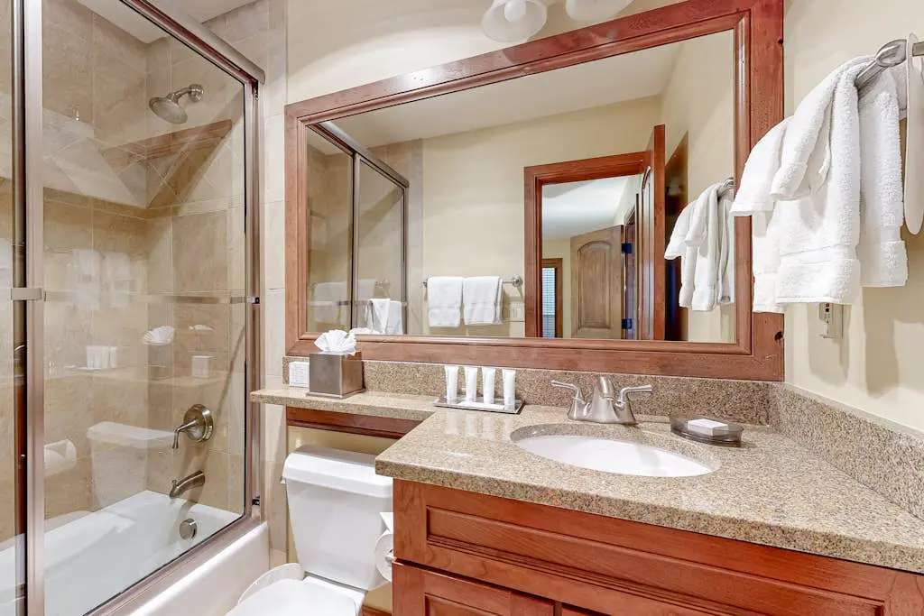 Lion Square Lodge South 550