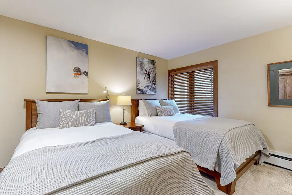 Lion Square Lodge South 550