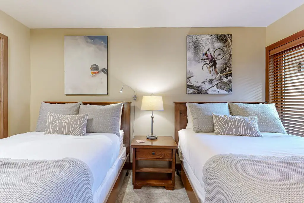 Lion Square Lodge South 550