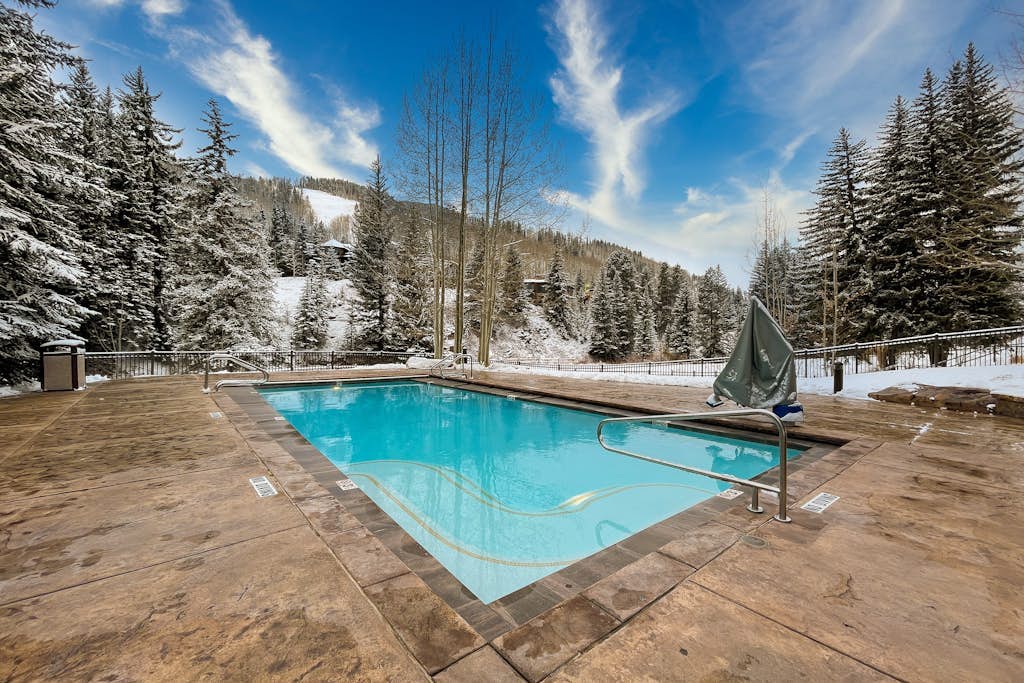 Ski-in/out, mountain view studio w/ high-speed WiFi & shared pool, hot tubs, W/D