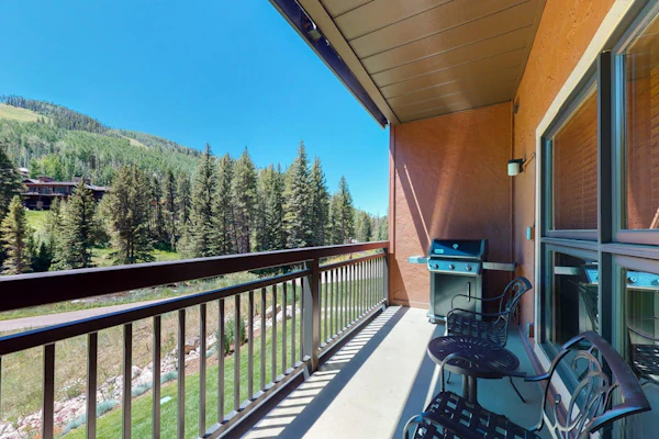 Ski-in/out, mountain view condo w/ fireplace, fast WiFi, shared hot tubs/pool/WD