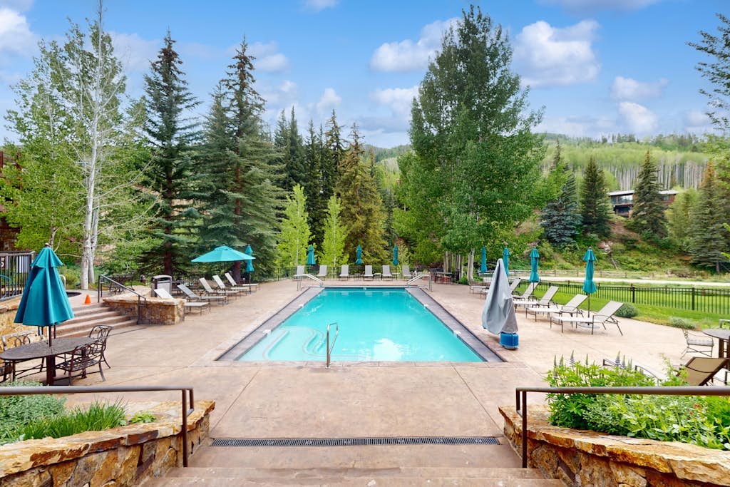 Ski-in/out condo w/ mountain view, fireplace, fast WiFi, shared pool/hot tub/WD