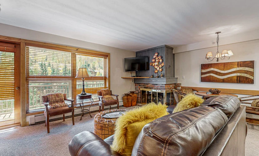 Mountain view, ski-in/out condo w/ fireplace, fast WiFi, shared pool/hot tubs/WD