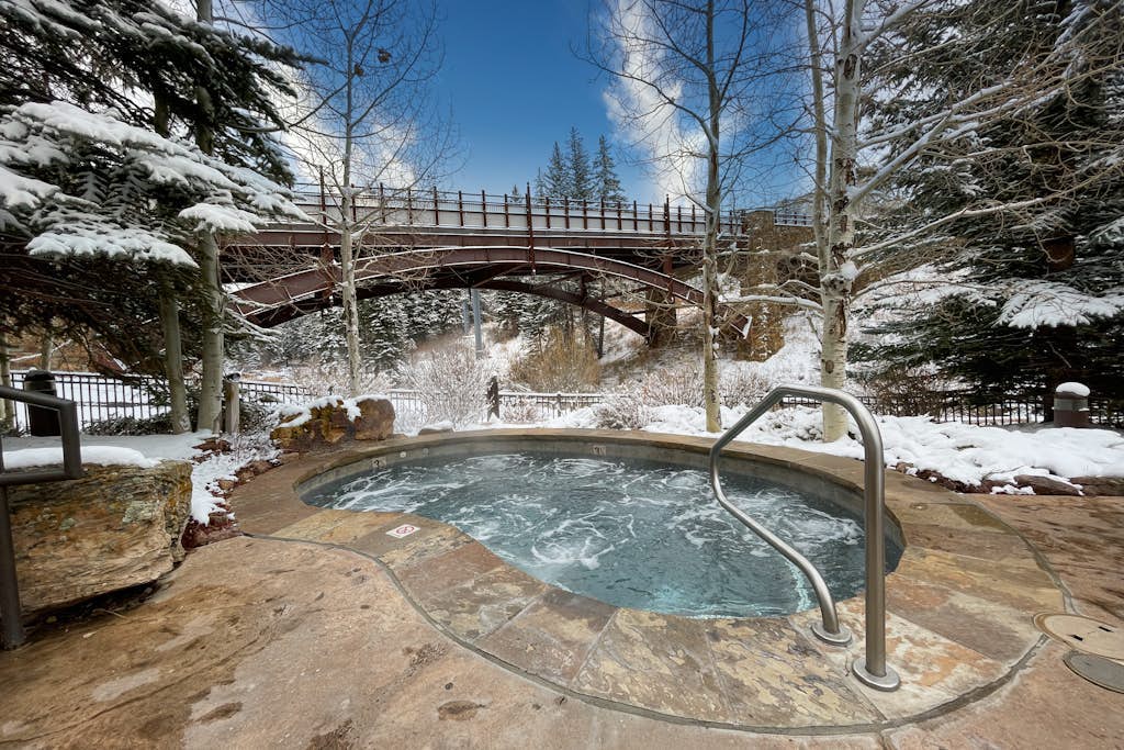 Ski-in/ski-out condo w/ grill, fast WiFi, fireplace, shared pool/hot tub/laundry