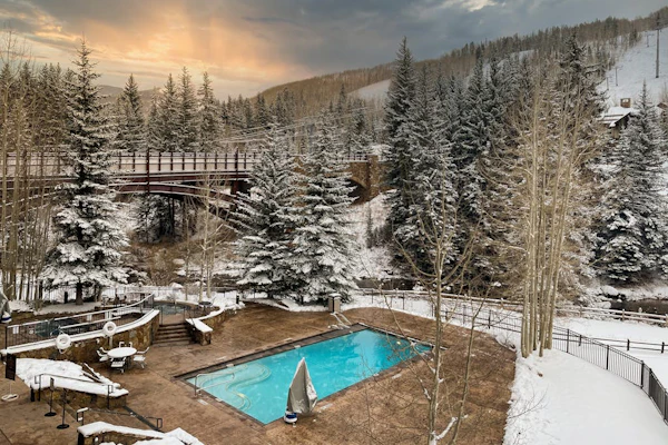 Ski-in/ski-out condo w/ grill, fast WiFi, fireplace, shared pool/hot tub/laundry