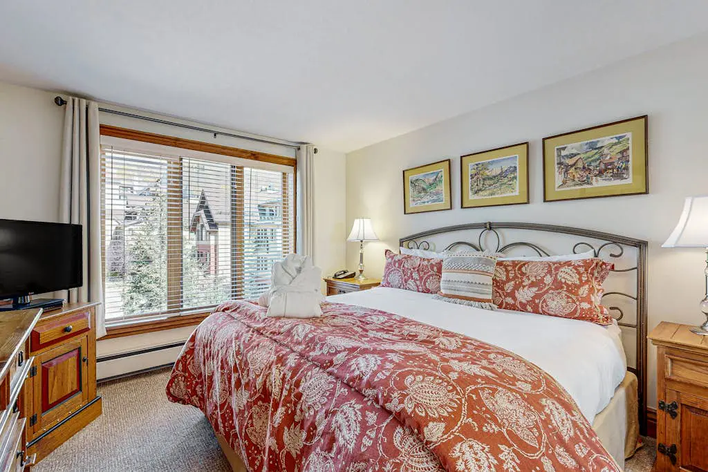 Lion Square Lodge South 560