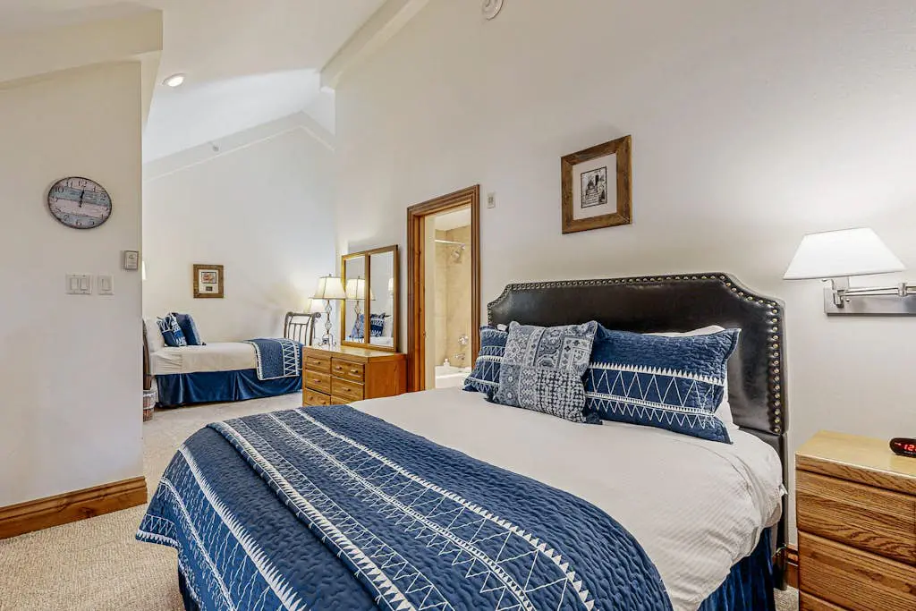 Lion Square Lodge South 560