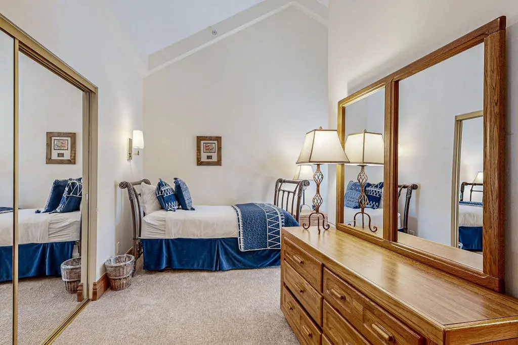 Lion Square Lodge South 560