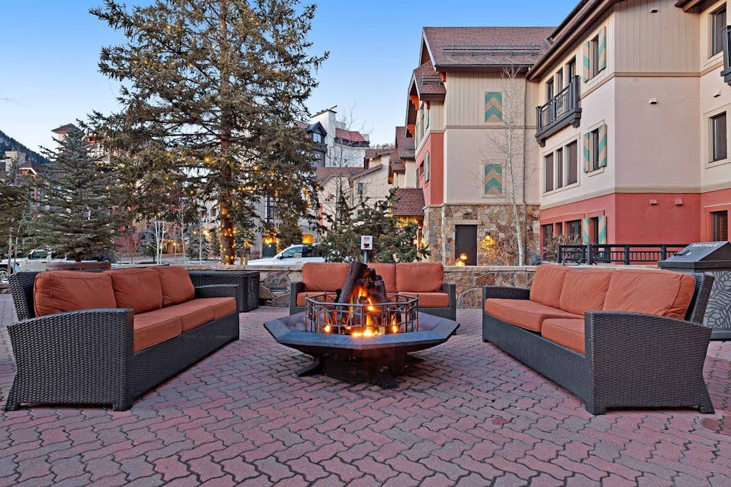 Ski-in/out Condo with fast WiFi, grill, fireplace & shared pool, hot tubs, W/D