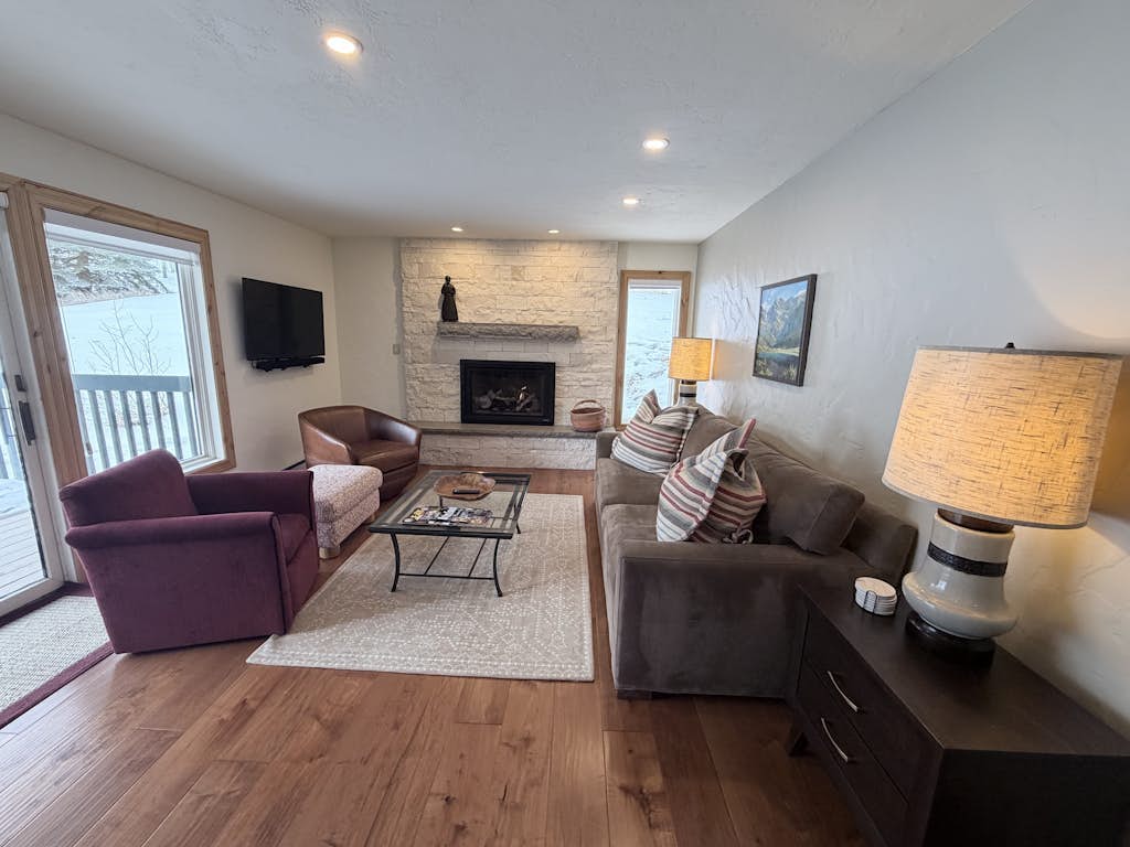 Cozy East Vail condo - Mountain view, Hot Tub, Pool & W/D - Near Ski shuttle