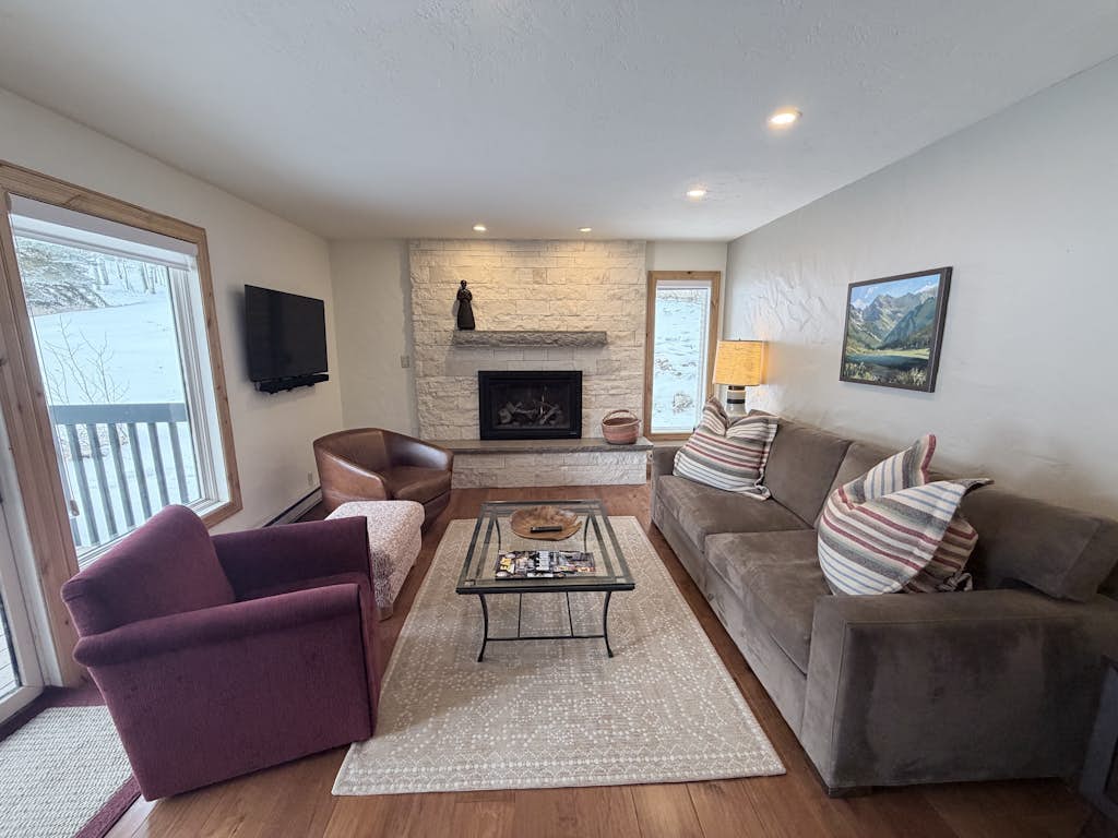 Cozy East Vail condo - Mountain view, Hot Tub, Pool & W/D - Near Ski shuttle
