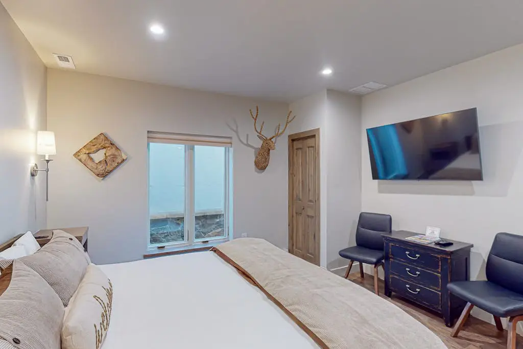 Lion Square Lodge South 261
