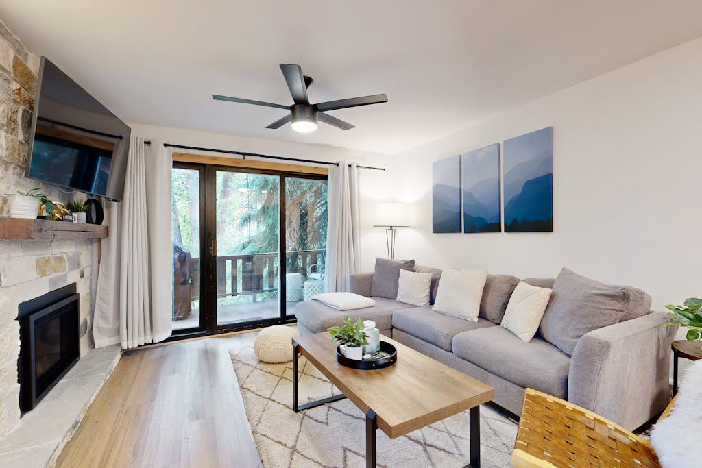 Remodeled condo with mountain view, deck, fireplace, & W/D - walkable location