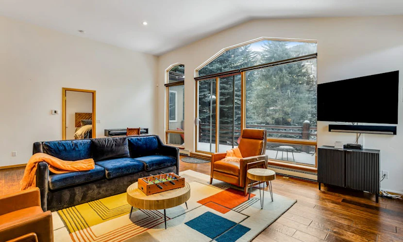 Modern mountain hideaway with private hot tub, gas fireplace, balcony, & grill