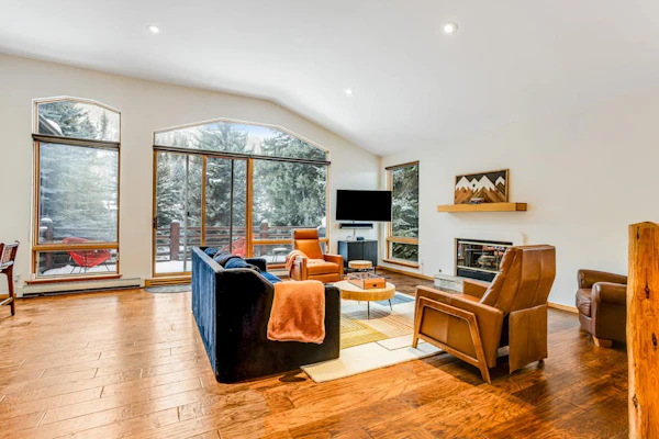 Modern mountain hideaway with private hot tub, gas fireplace, balcony, & grill