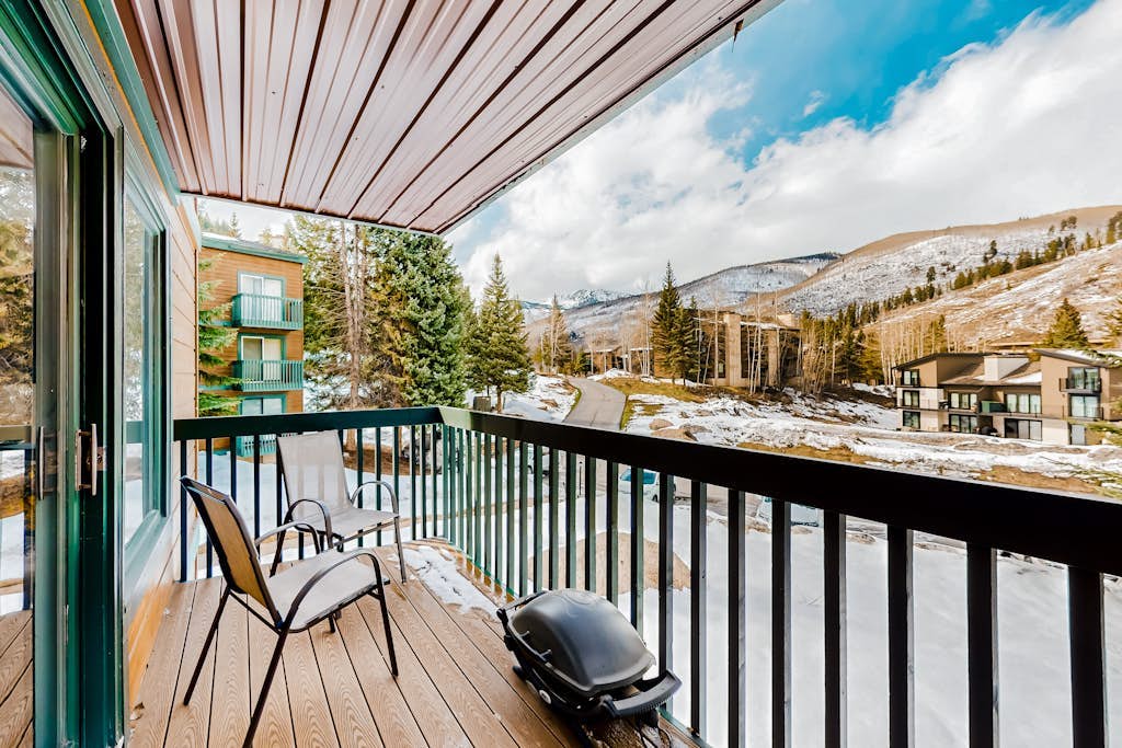 Mountain view condo with 2 balconies, pool & pickleball - steps to free shuttle