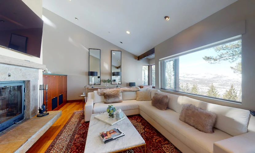 Luxury home with private hot tub - mountain views, gourmet kitchen & fireplace