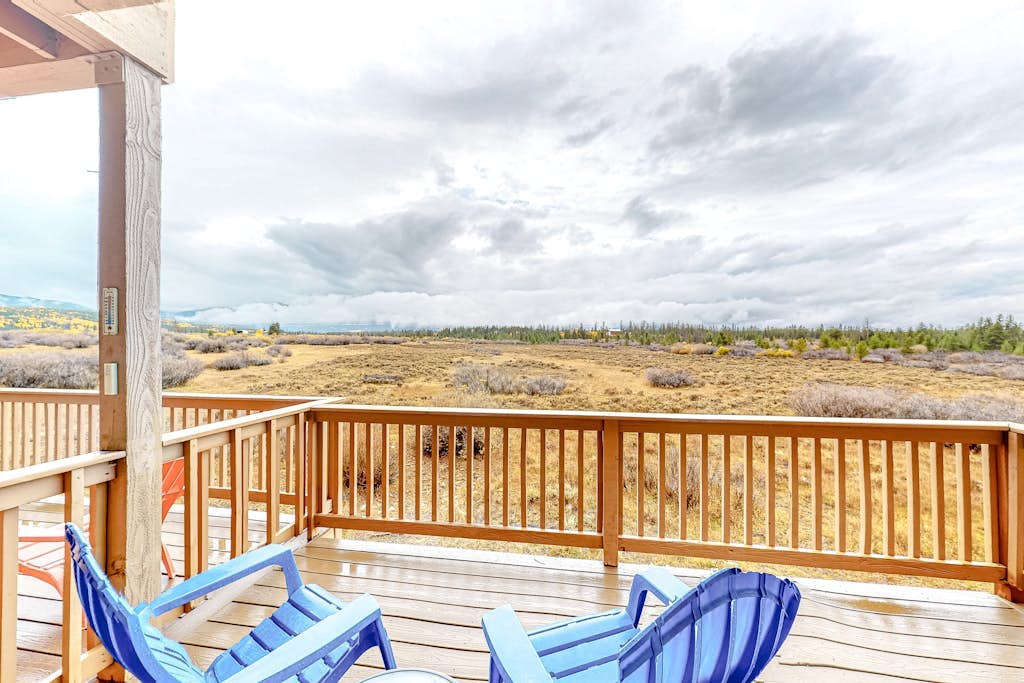 3-story condo with grill, mtn views & open field behind the house for exploring
