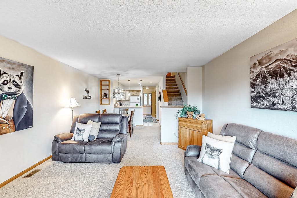 3-story condo with grill, mtn views & open field behind the house for exploring