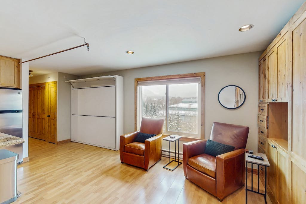 Lovely third-floor studio with ski & mountain views plus washer/dryer