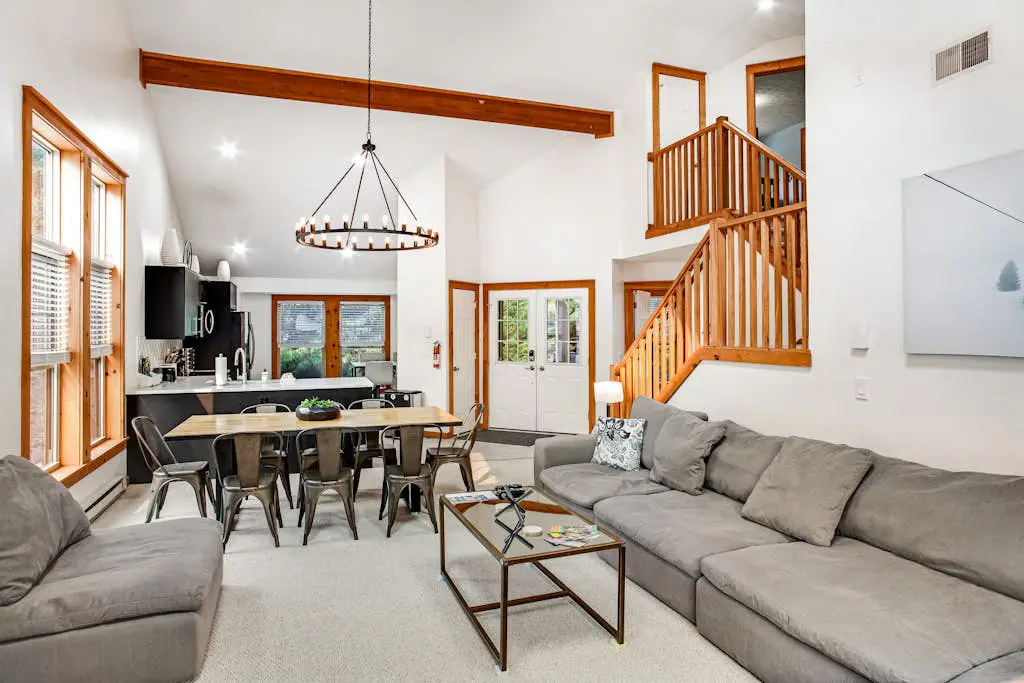 Modern Townhouse with WiFi and Washer/Dryer