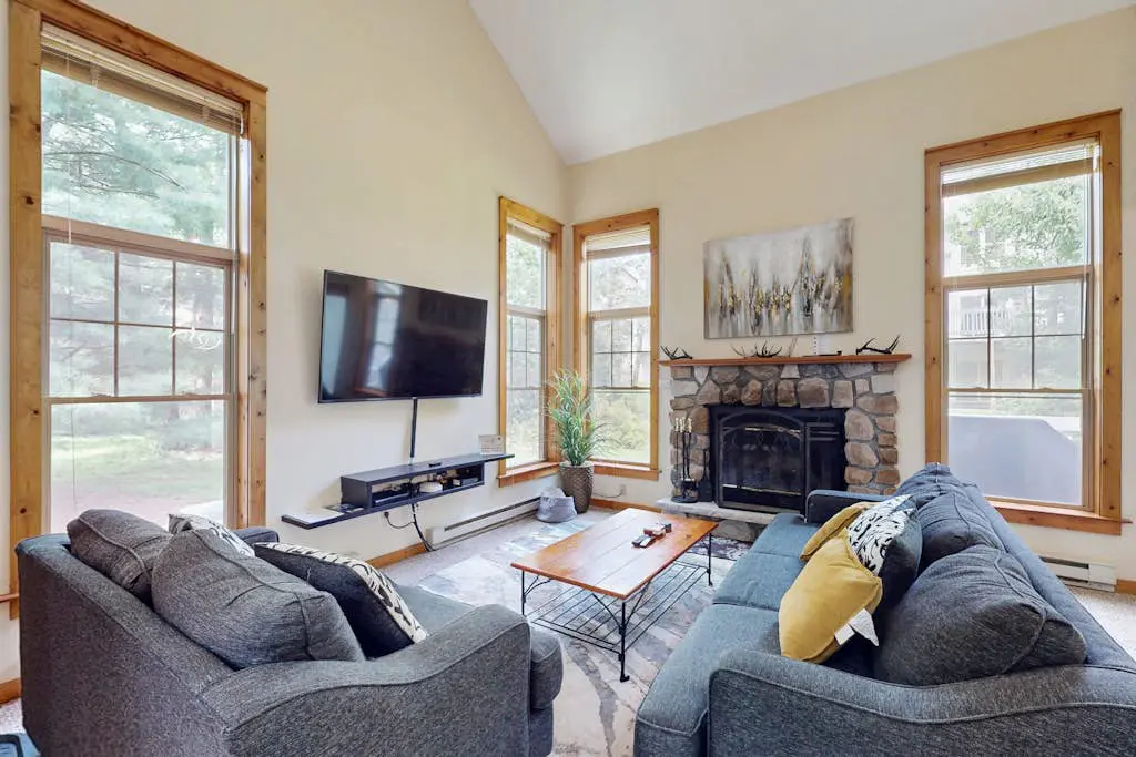 Comfy Townhouse with AC, Wood Fireplace & Deck