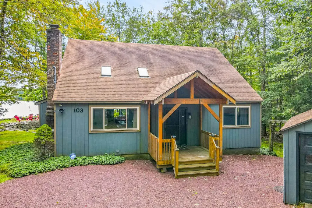 Woodland Cabin with Firepit Pools and Lake Beach