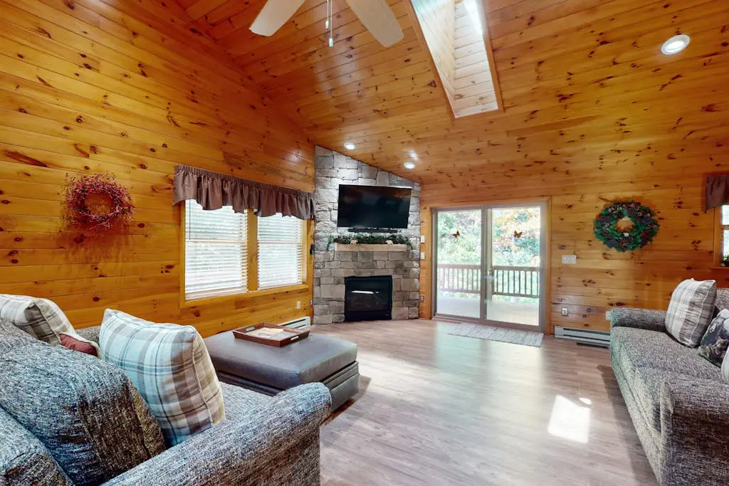 Rustic 4BR Cabin - HOT TUB - McHenry