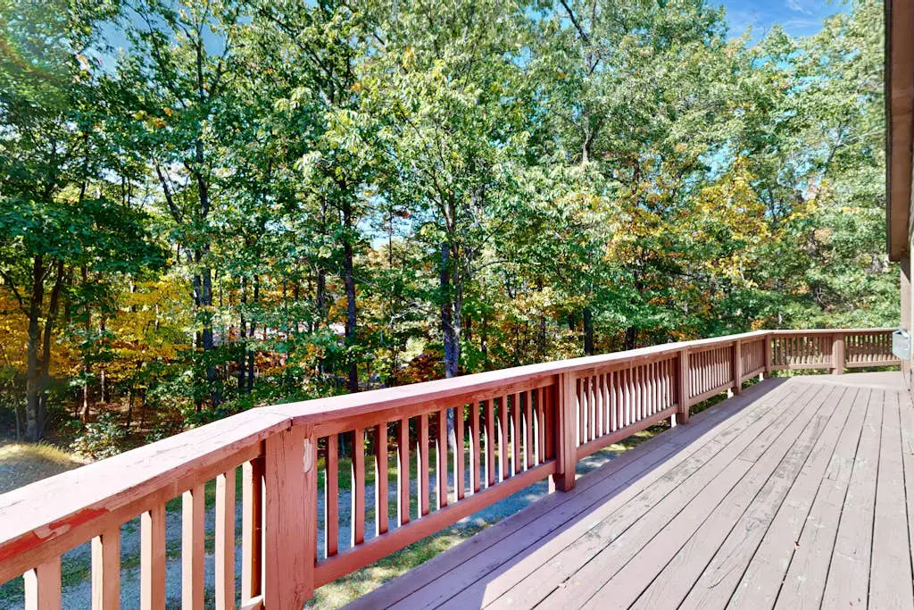 Rustic 4BR Cabin - HOT TUB - McHenry