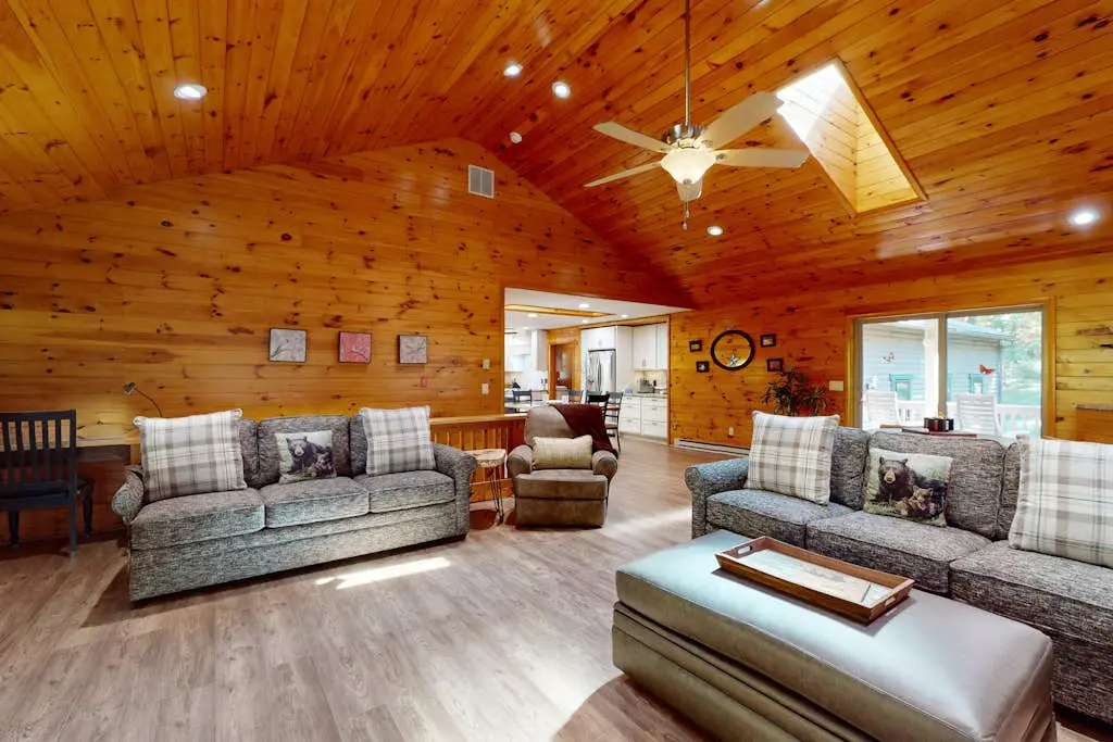 Rustic 4BR Cabin - HOT TUB - McHenry