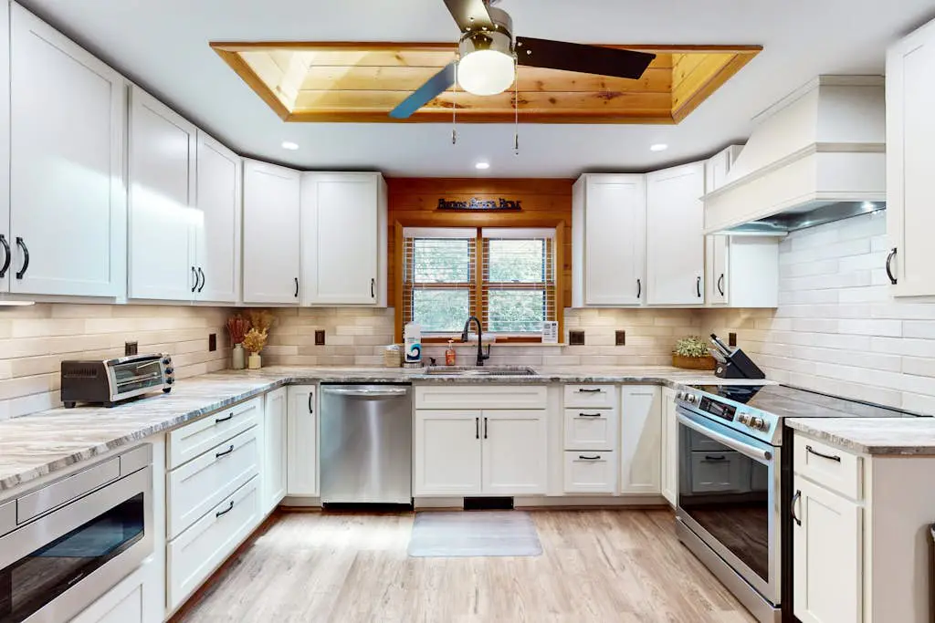 Rustic 4BR Cabin - HOT TUB - McHenry