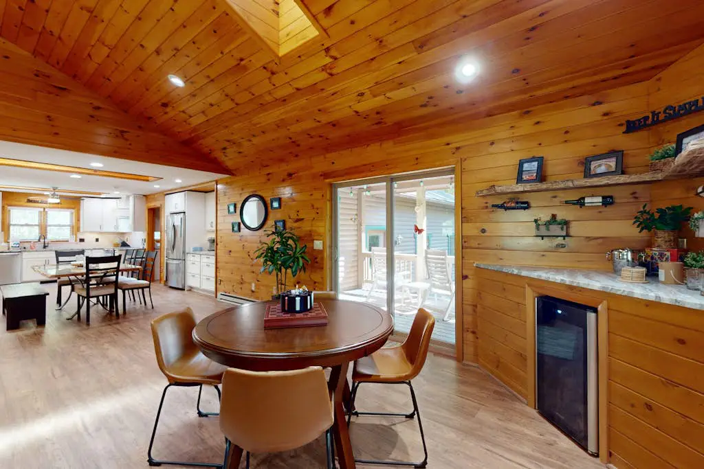 Rustic 4BR Cabin - HOT TUB - McHenry