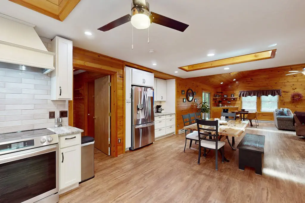 Rustic 4BR Cabin - HOT TUB - McHenry